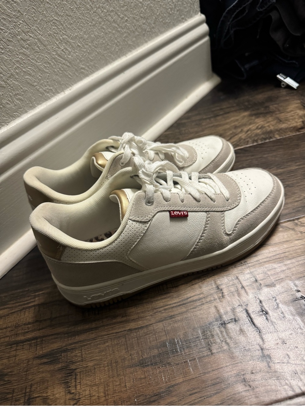 Levi's White Low-Top Sneakers - Women’s 8.5 - Picture 2 of 5